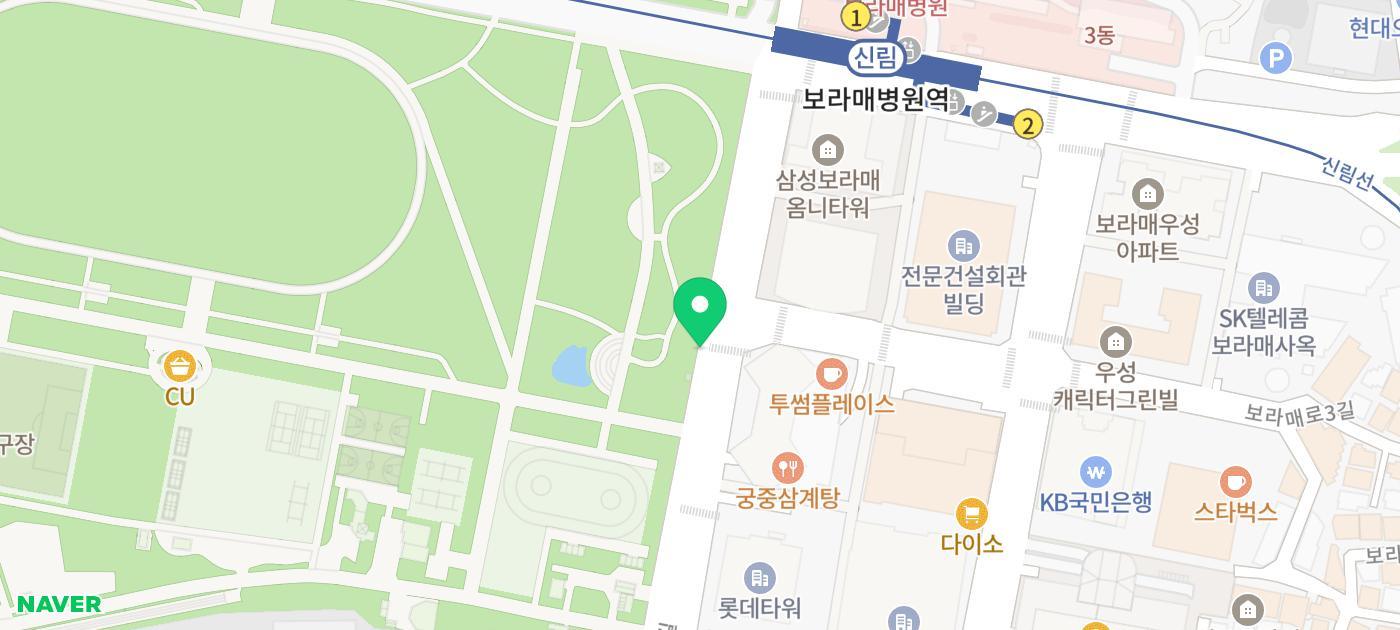초록빛이 가득한 넓은 산책로