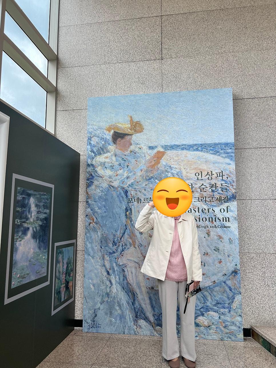 전시회장에서 가족과 함께 찍은 특별한 추억 사진