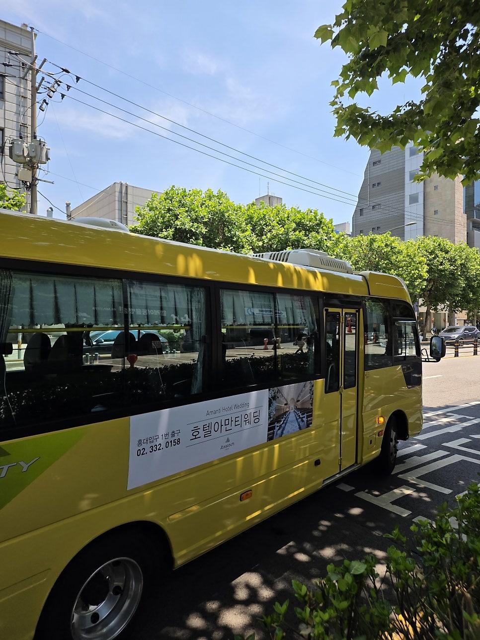 차분하고 경건한 홀 입구