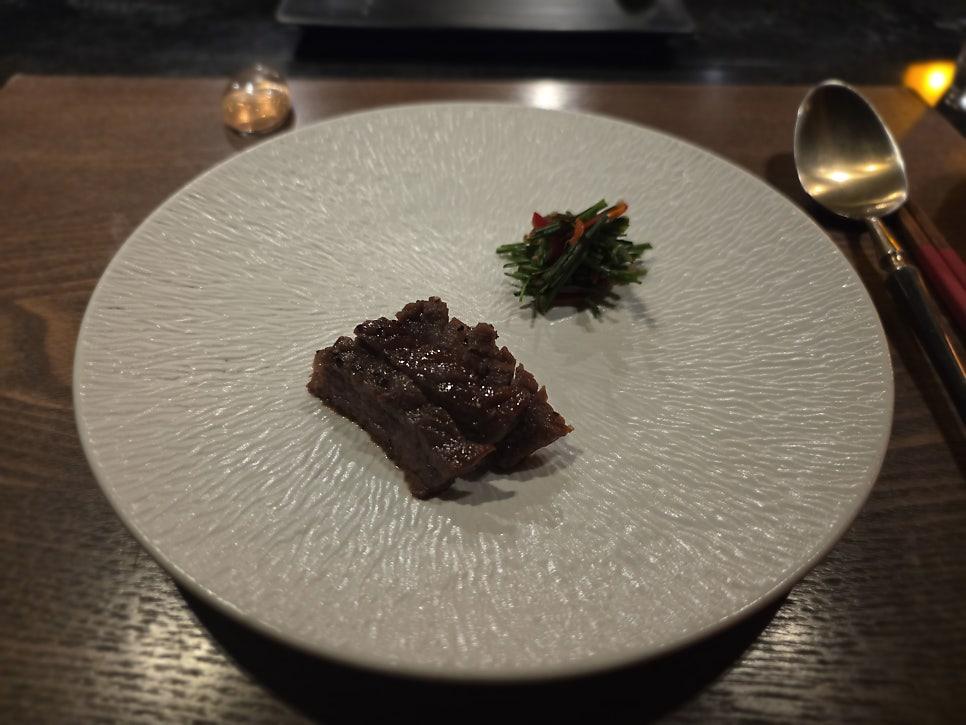 정갈하게 준비된 우마담 런치 테이블 세팅