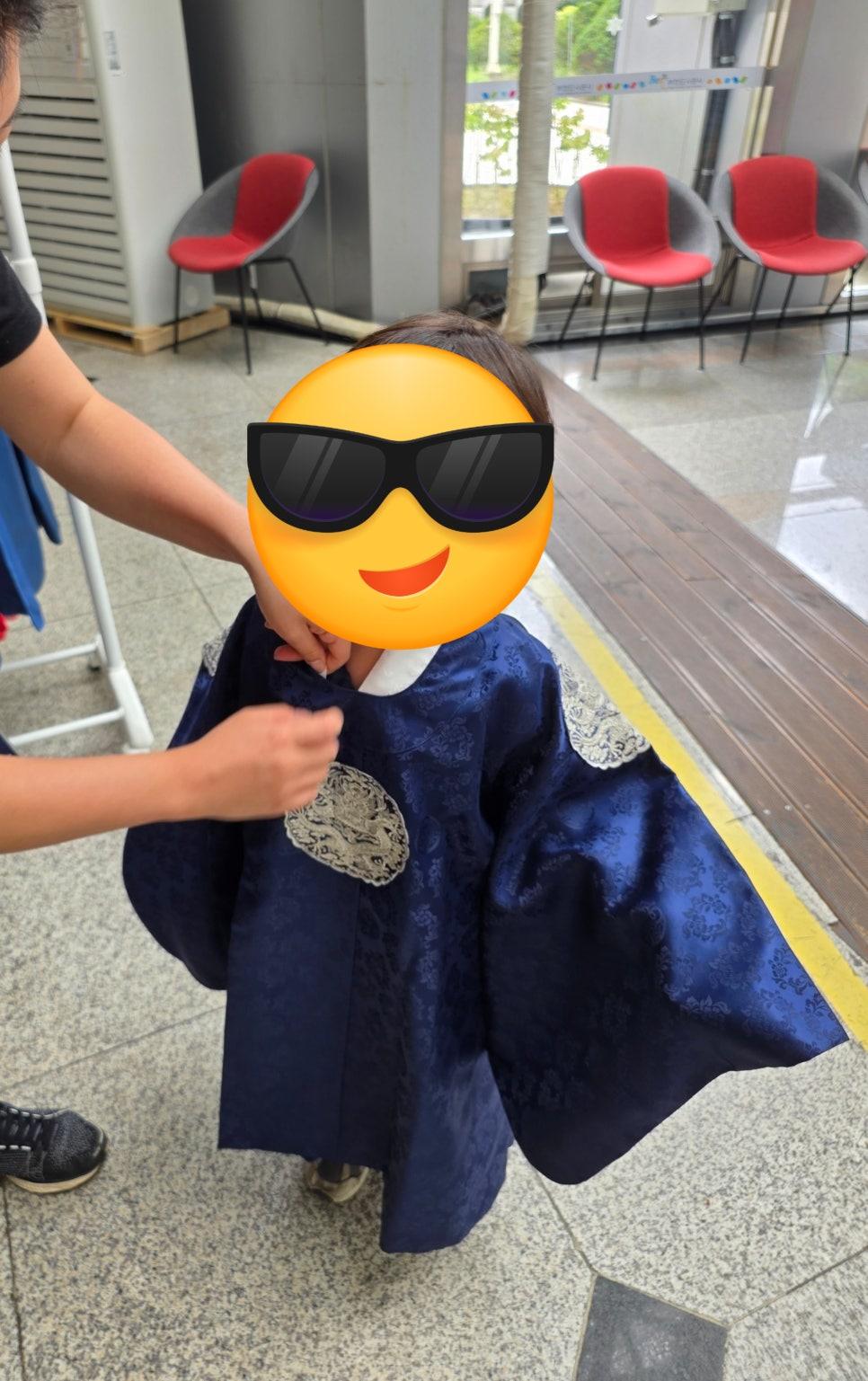 건물 안으로 들어서자마자 활기찬 분위기가 느껴졌습니다.