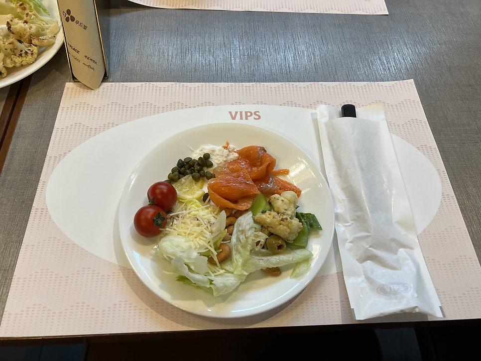 시원하게 칠링된 다양한 종류의 와인병과 글라스