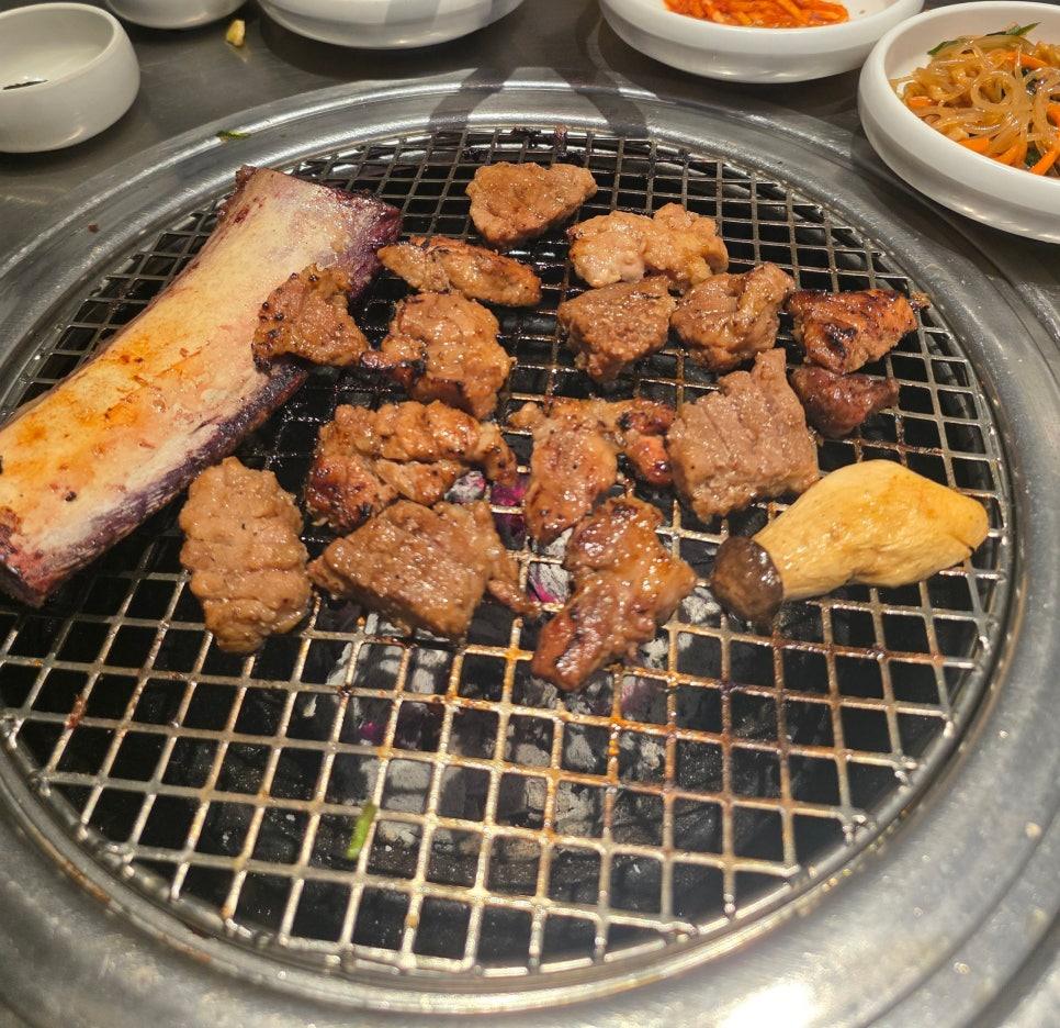 불판 위에 올려진 거대한 15cm 생왕갈비