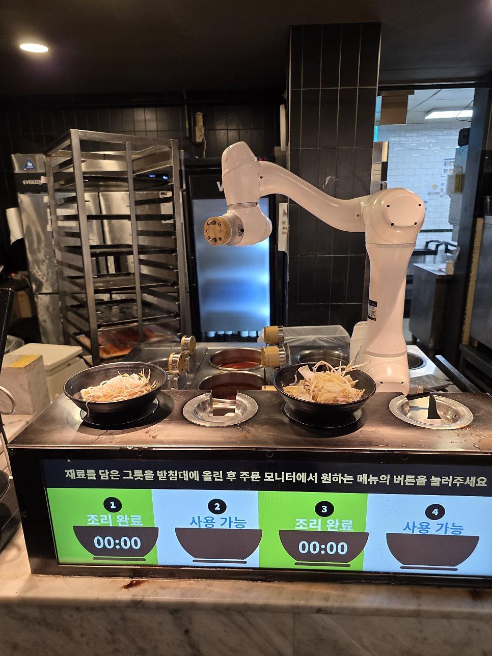 아이들의 입맛을 단번에 사로잡은 달콤한 초코 케이크와 신선한 제철 과일