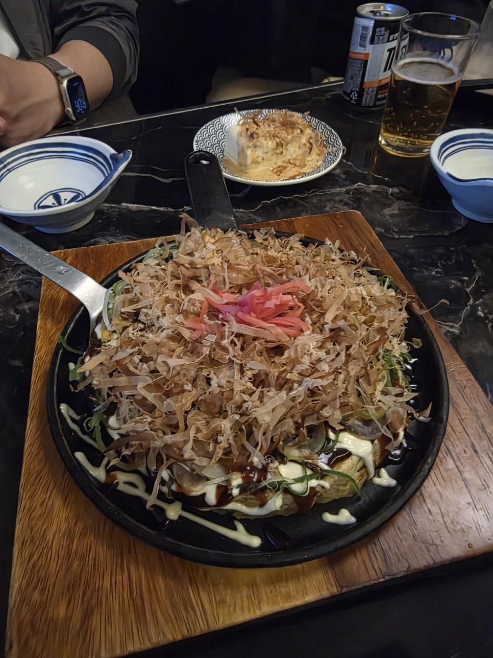 안주와 하이볼이 조화롭게 페어링된 호요 구디점의 식사 경험