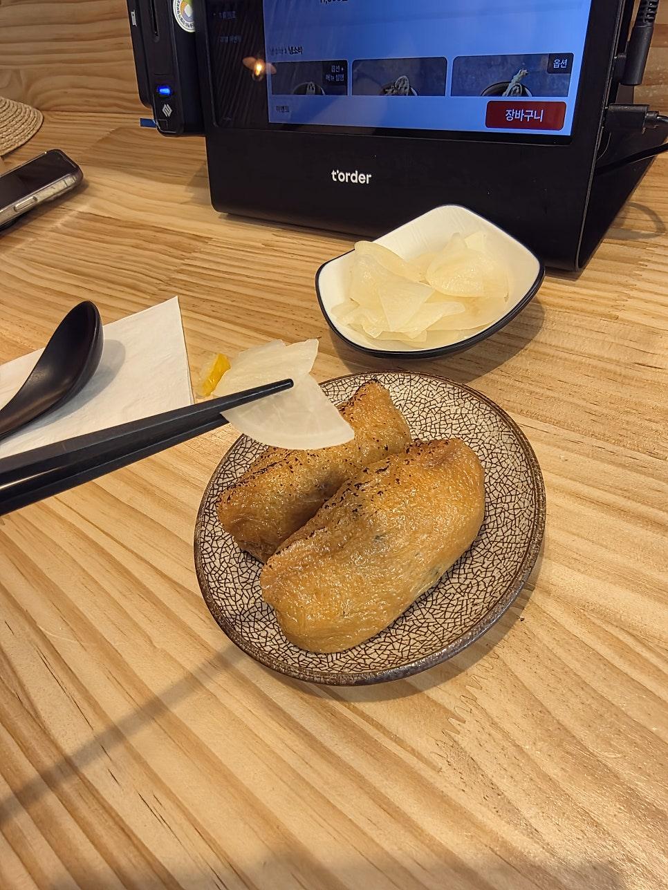 조리 과정을 직접 보며 신뢰감을 느끼는 아이다텐동소바의 오픈키친 퍼포먼스