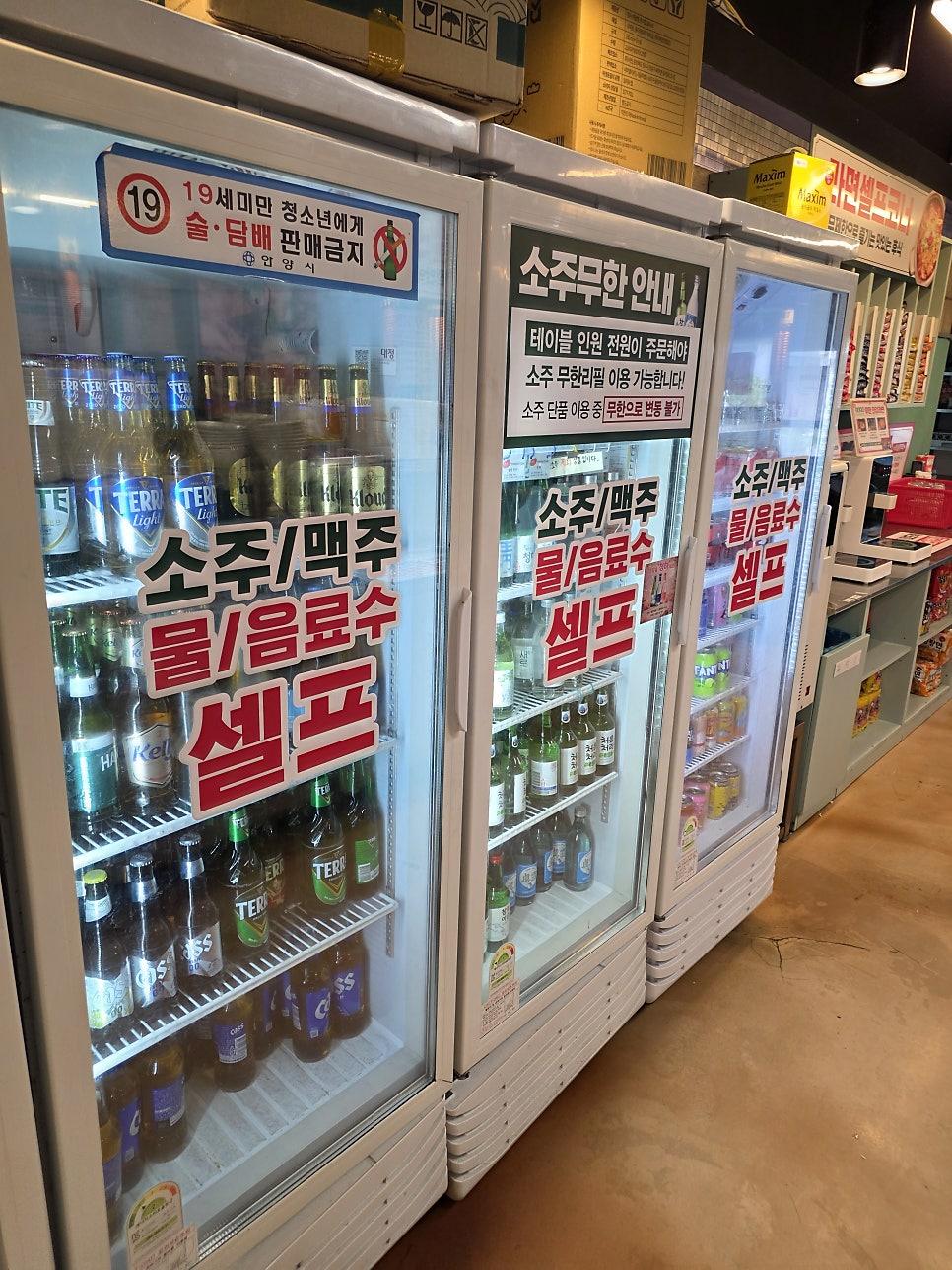 만족스러운 식사를 마친 후 매장 앞에서 찍은 기념 사진