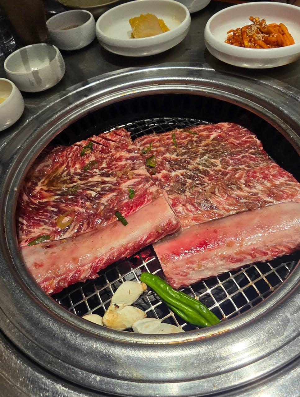 정갈하게 차려진 기본 상차림과 밑반찬