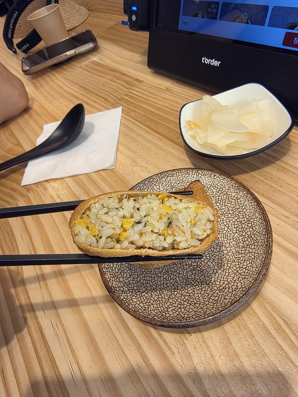 셰프를 마주 보고 식사할 수 있는 매력적인 다찌석 바 테이블 공간