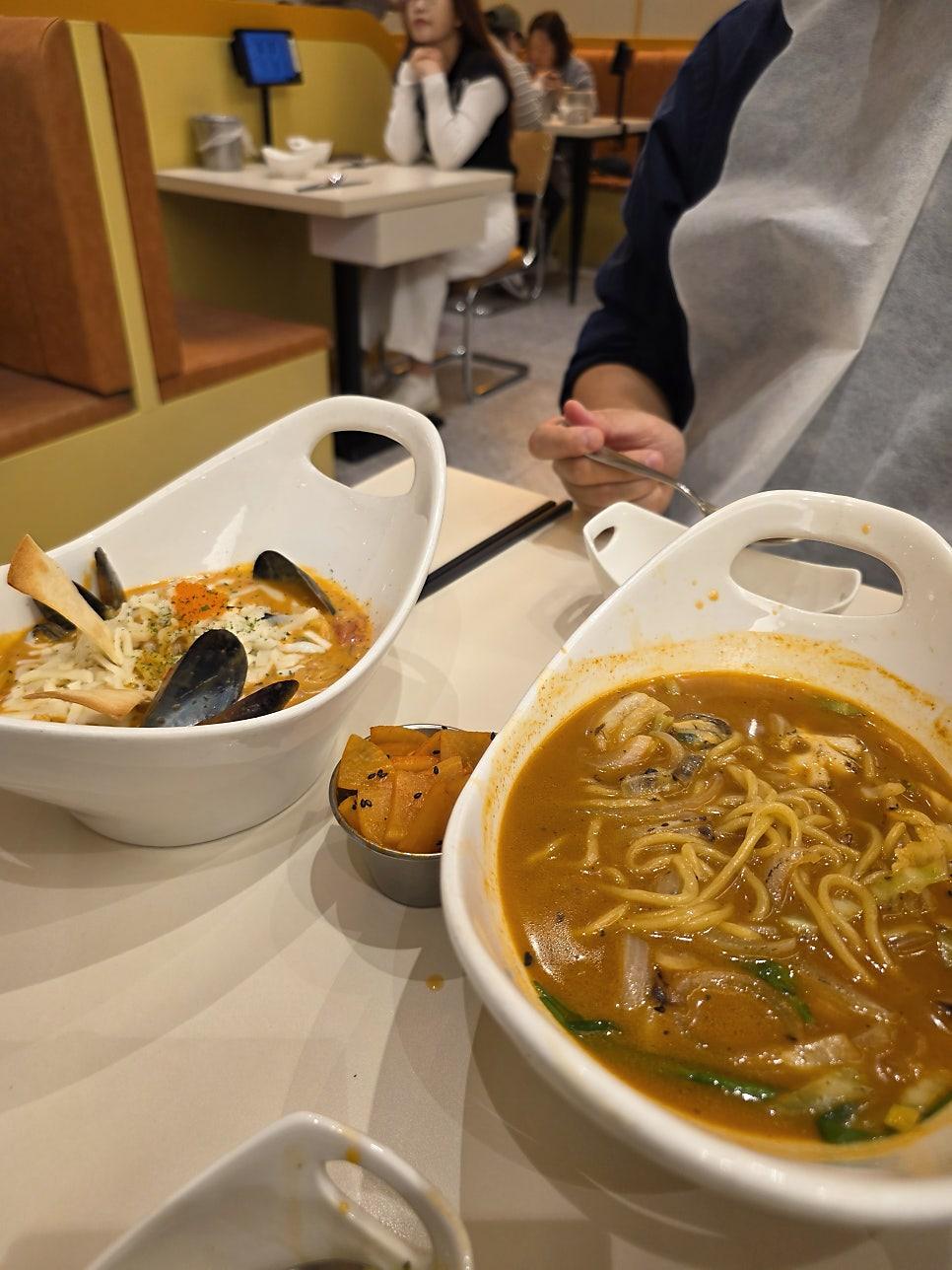테이블 위 깔끔하게 세팅된 식기와 메뉴판