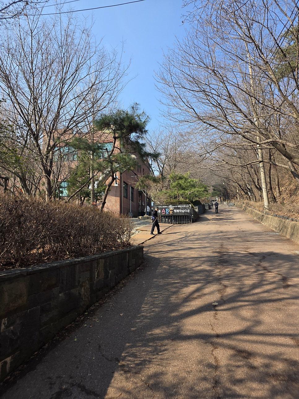 놀이와 휴식이 공존하는 실내 풍경