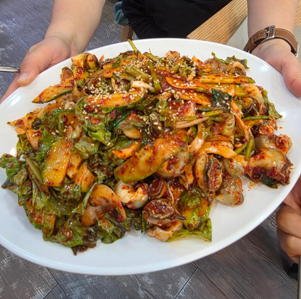오동통하고 쫄깃한 칼국수 면발과 진하게 우러난 해물 육수의 완벽한 환상 조화