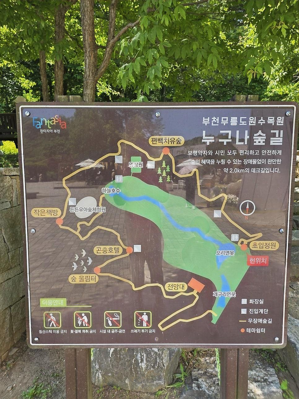 전통 한옥과 자연이 어우러진 풍경