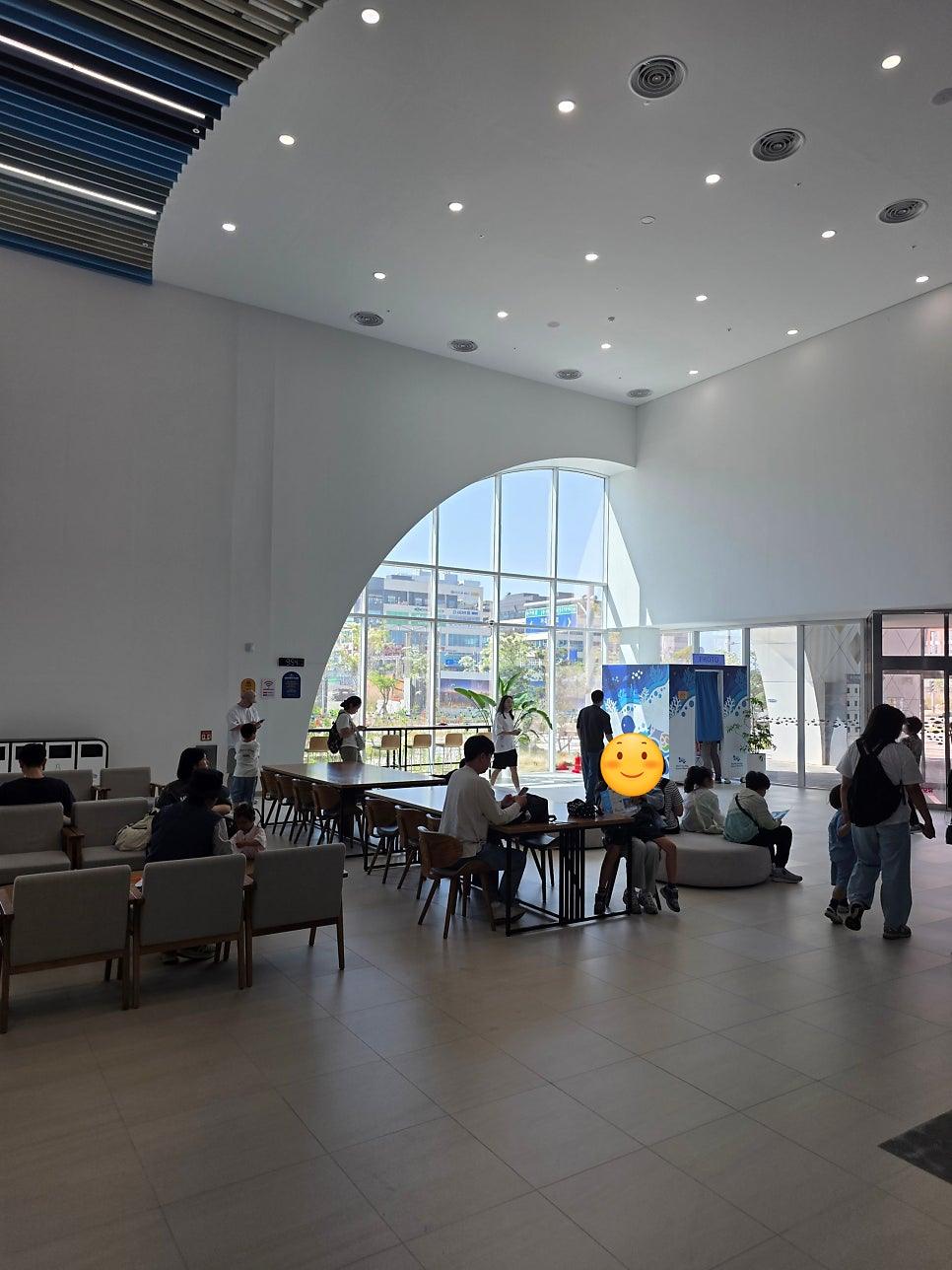 안내 데스크와 넓은 로비 전경