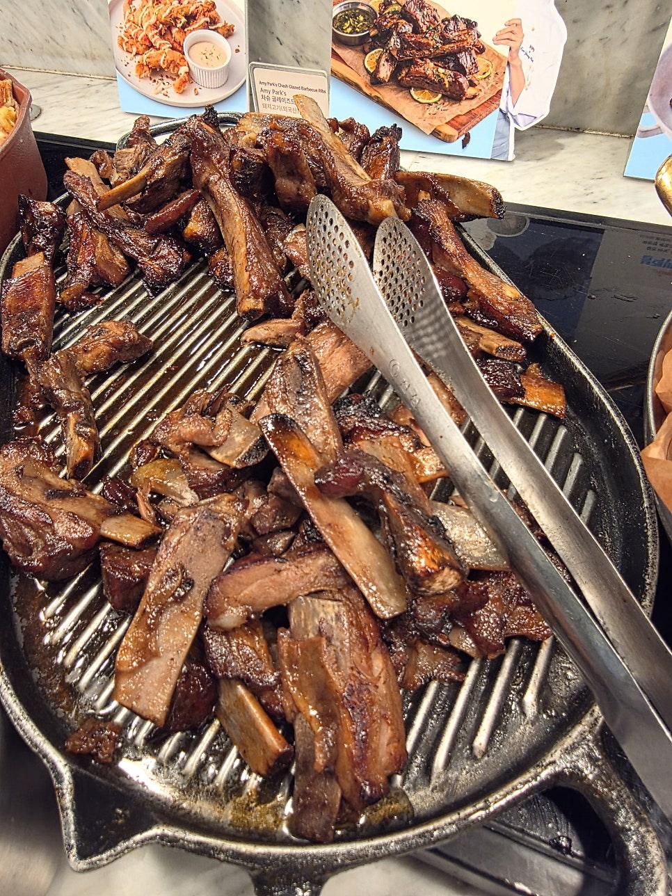 아이들도 안전하게 이용할 수 있도록 낮고 깔끔하게 정돈된 디저트 섹션