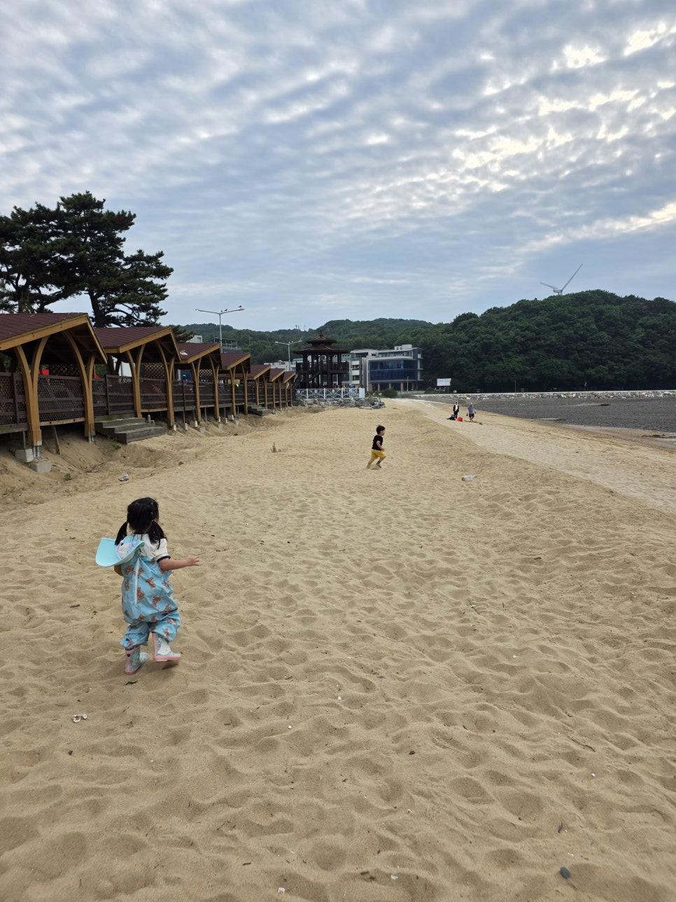 넓게 펼쳐진 서해안 갯벌 전경