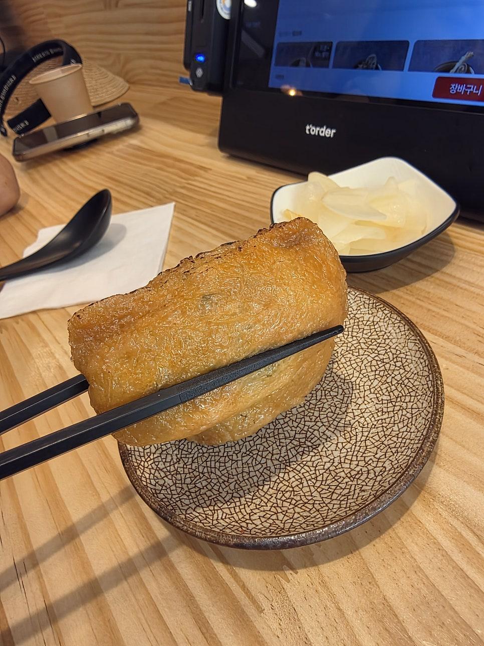 푸른 나무가 창밖으로 보여 눈이 편안해지는 매장의 감성적인 뷰