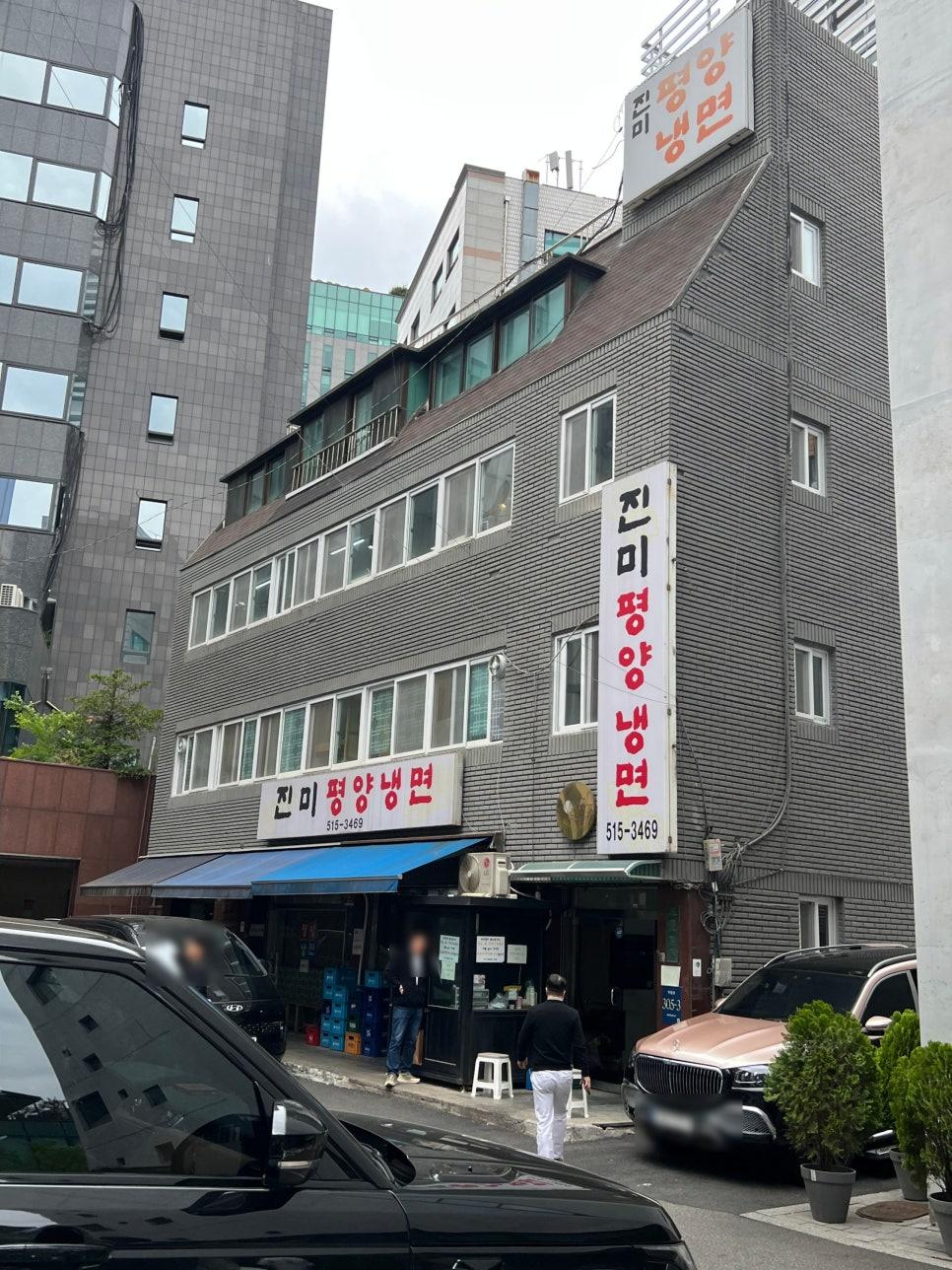 깔끔하고 정돈된 진미 평양냉면 내부 테이블 세팅 상태