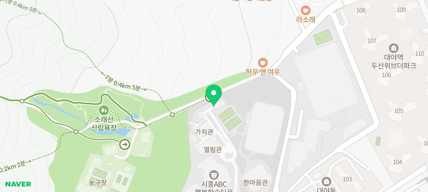 아늑하고 따뜻한 분위기의 2층 휴게 공간