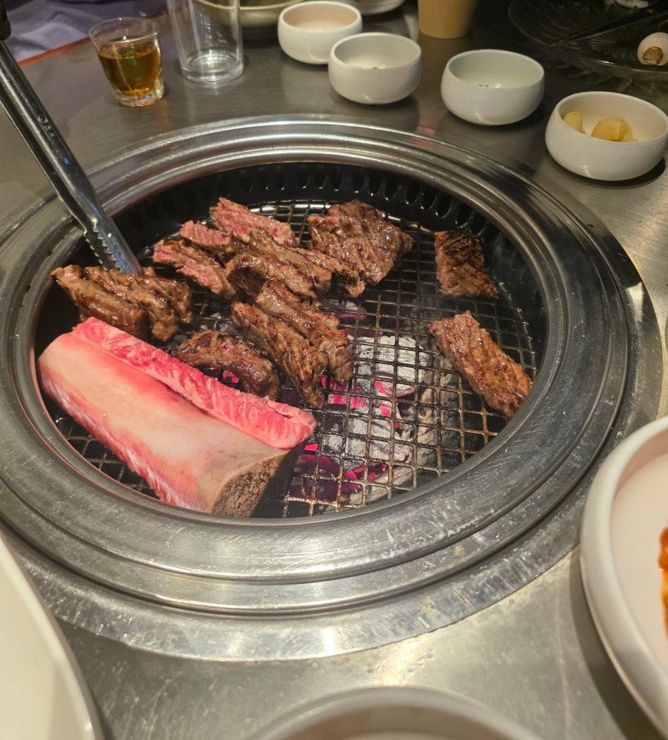 식사를 마치고 나온 청기와타운 교대점 외부 전경