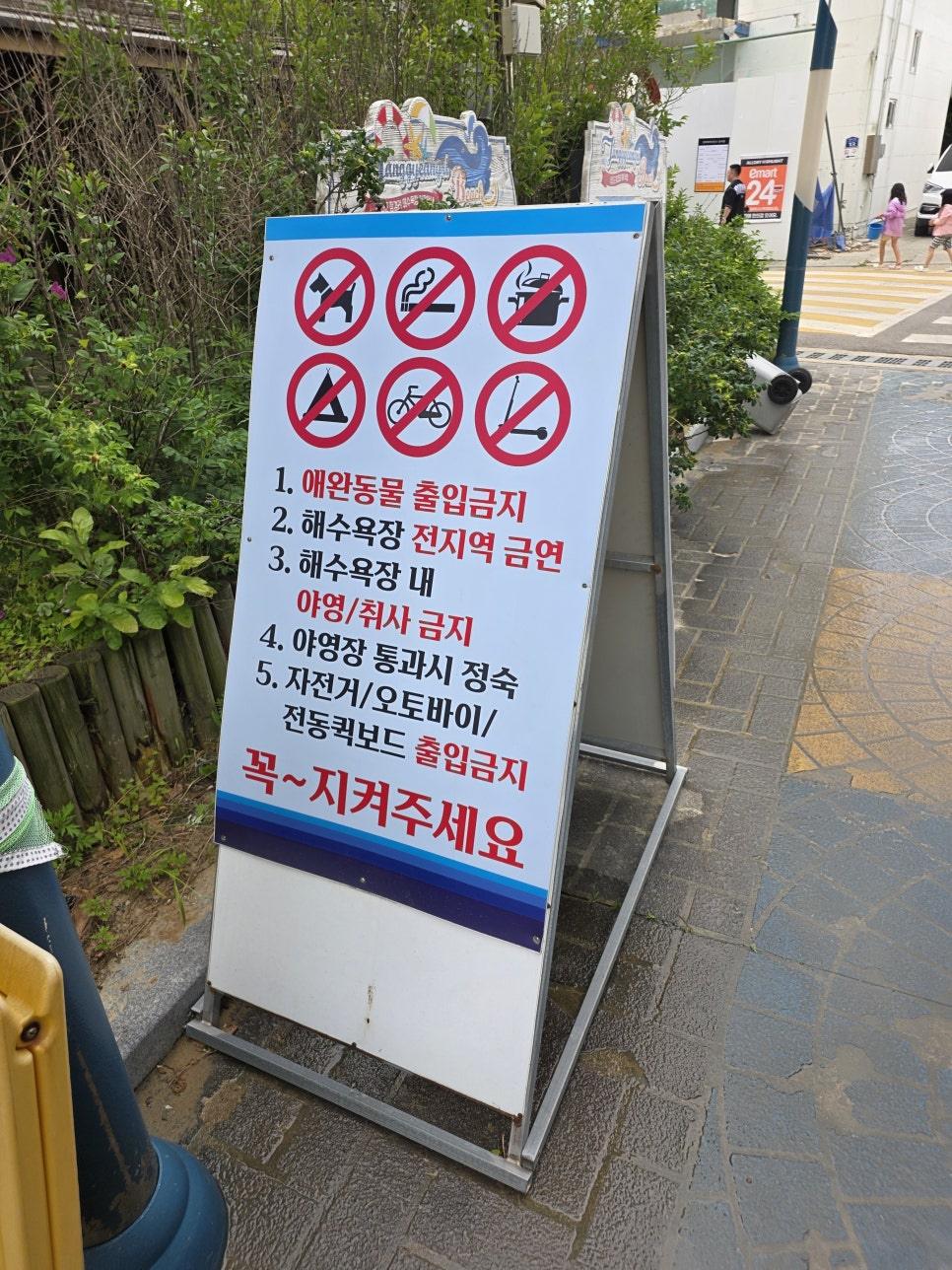 해변가 주변으로 길게 이어진 산책로