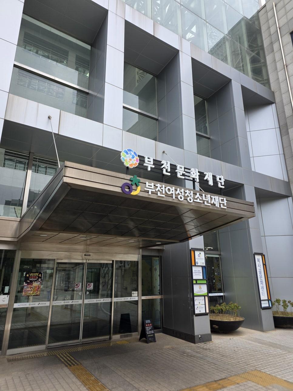 천장 장식과 배너가 만들어낸 특별한 분위기