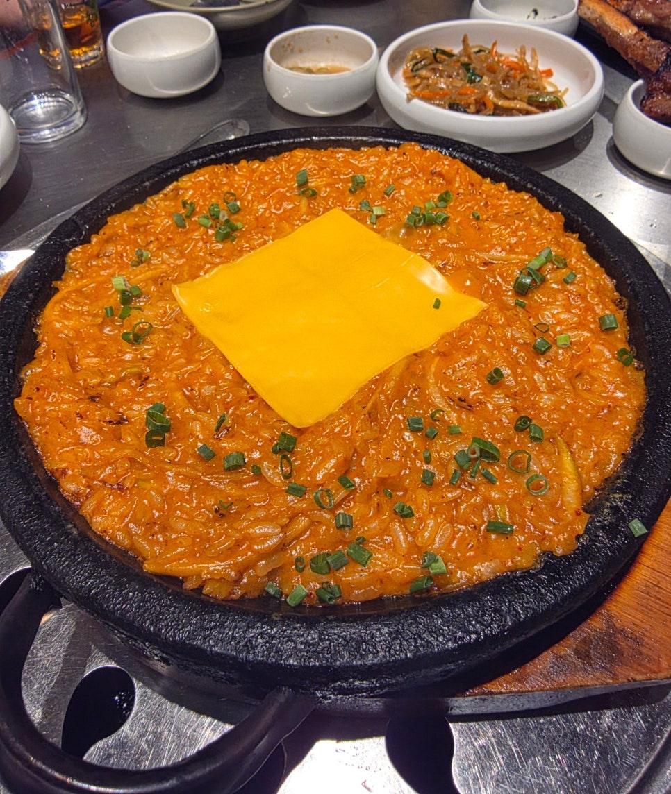 맛있는 식사와 함께 대화를 나누는 외국인 친구들의 모습
