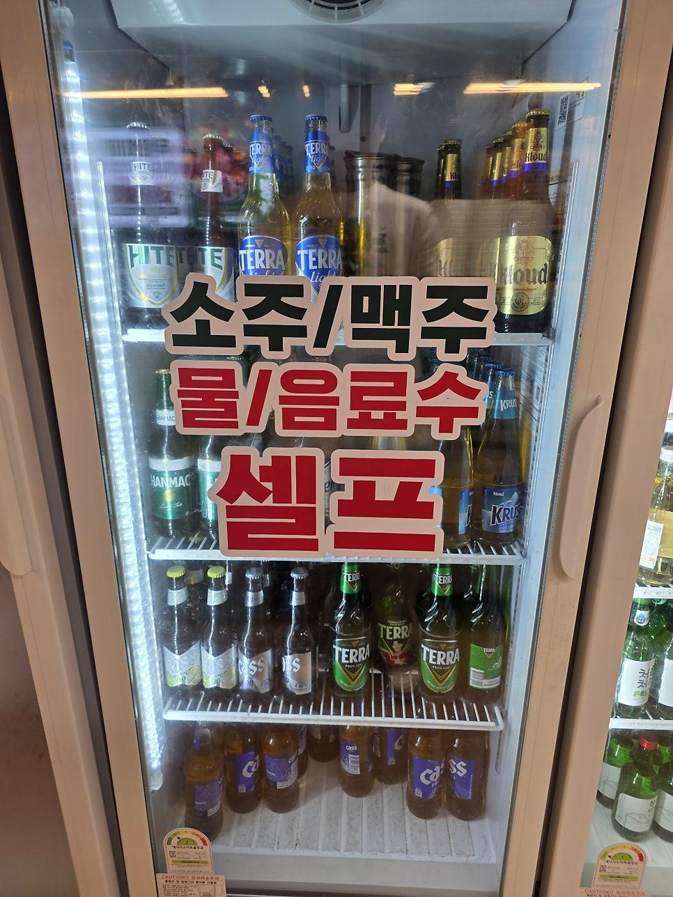 지인들과 즐겁게 술잔을 기울이는 테이블 모습