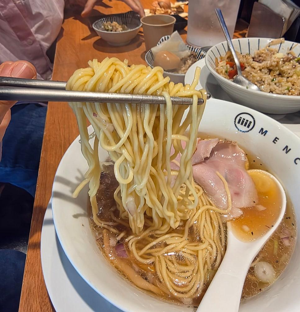 조용하고 편안한 분위기 속에서 각자의 라멘을 즐기는 손님들의 전경