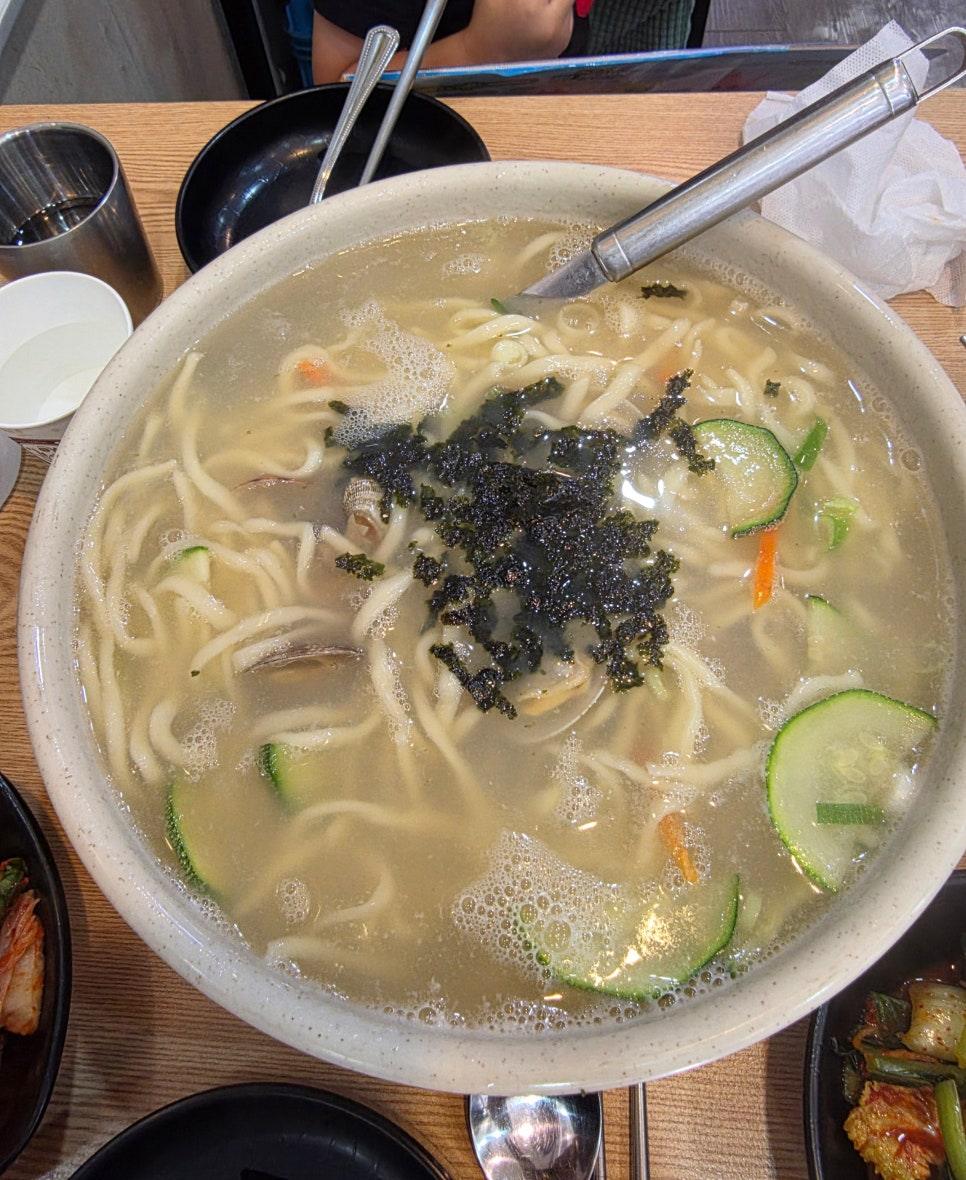 유명 인기 유튜버 쯔양이 직접 방문했던 맛집임을 확실히 알리는 송산칼국수 안내판