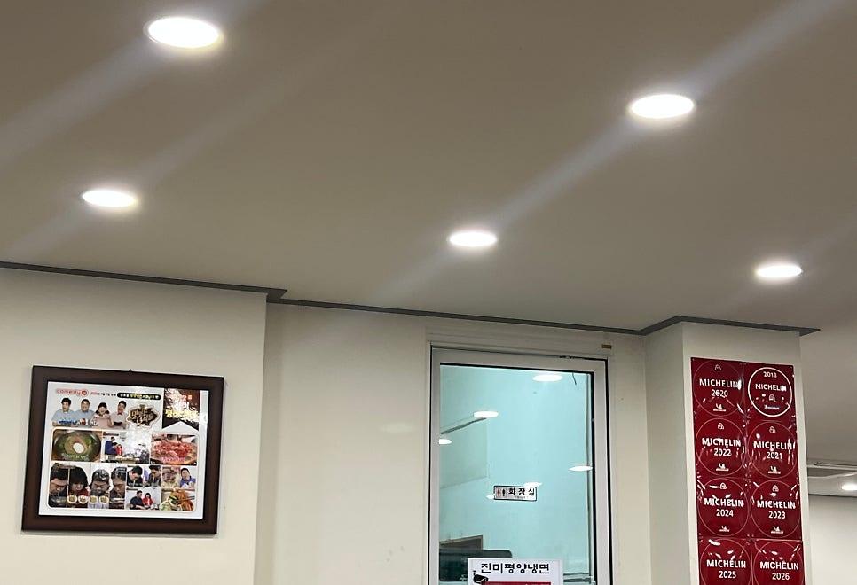 빌딩 숲 사이에서 평온한 분위기를 풍기는 회색 벽돌 건물의 직접 촬영 사진