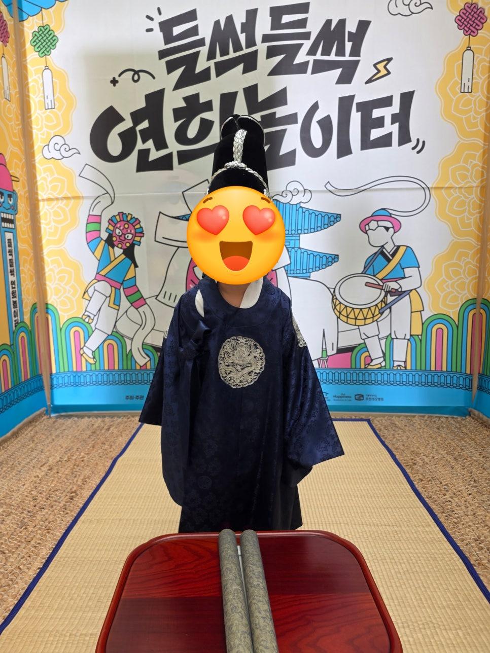 천장 장식과 배너가 만들어낸 특별한 분위기