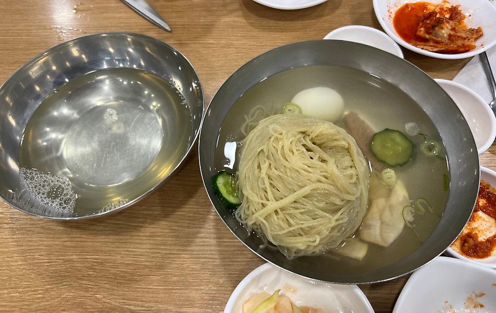 아이들도 맛있게 즐길 수 있는 속이 꽉 찬 접시 만두 사진