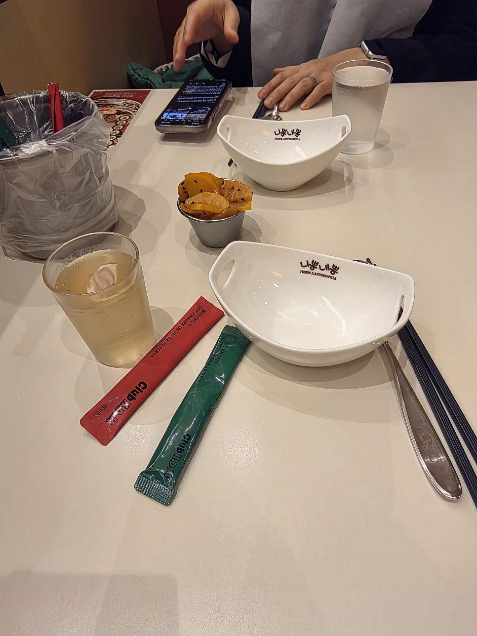 맛있게 식사를 마친 빈 그릇들