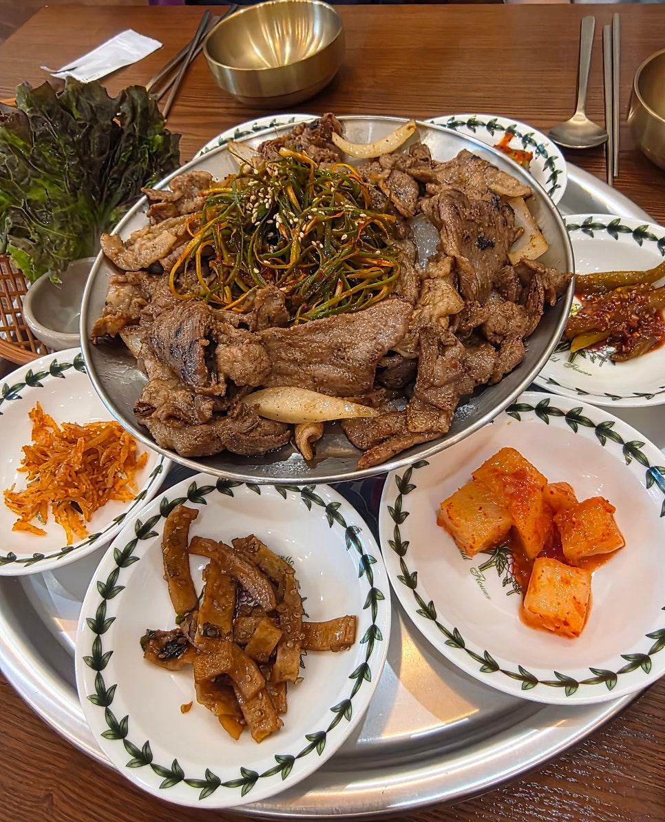 직접 촬영한 가족 단위 손님들로 붐비는 할머니의 부뚜막 식당 내부
