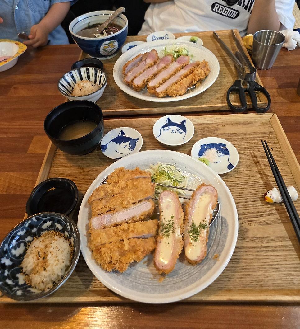 깨끗하게 정돈된 식당 주변 환경과 따뜻한 채광