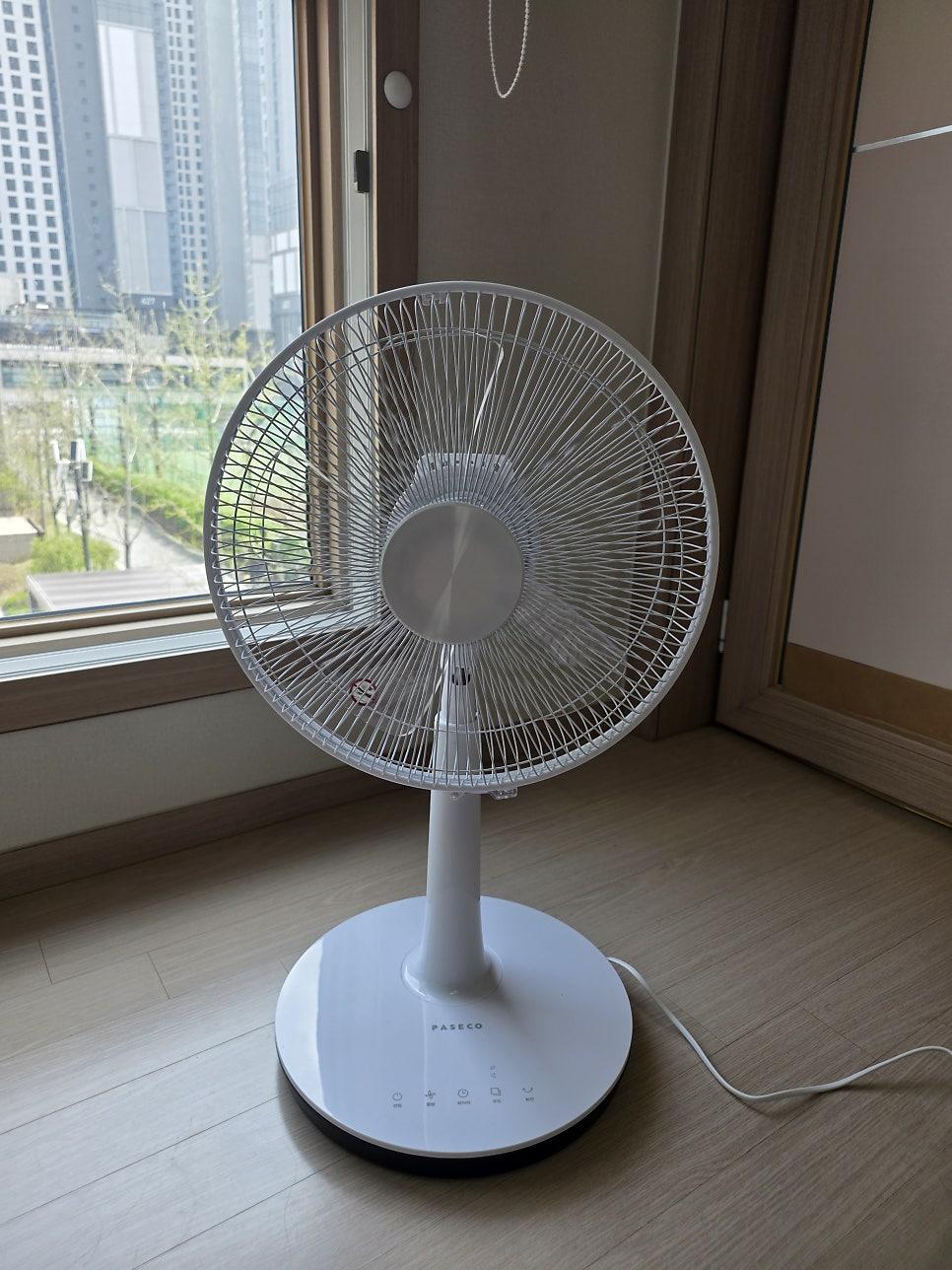 침실에 배치된 파세코 저소음 선풍기의 부드러운 바람