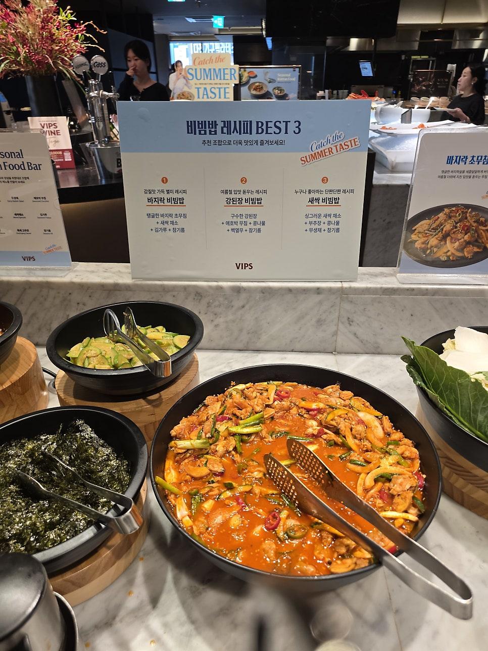 주차를 무사히 마치고 매장 입구로 향하는 깔끔한 계단과 엘리베이터