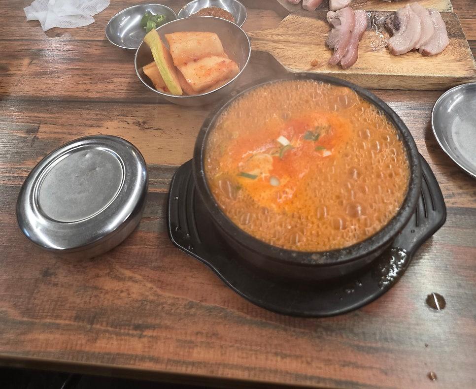 직접 촬영한 친근한 분위기의 장터순대국 매장 입구 모습