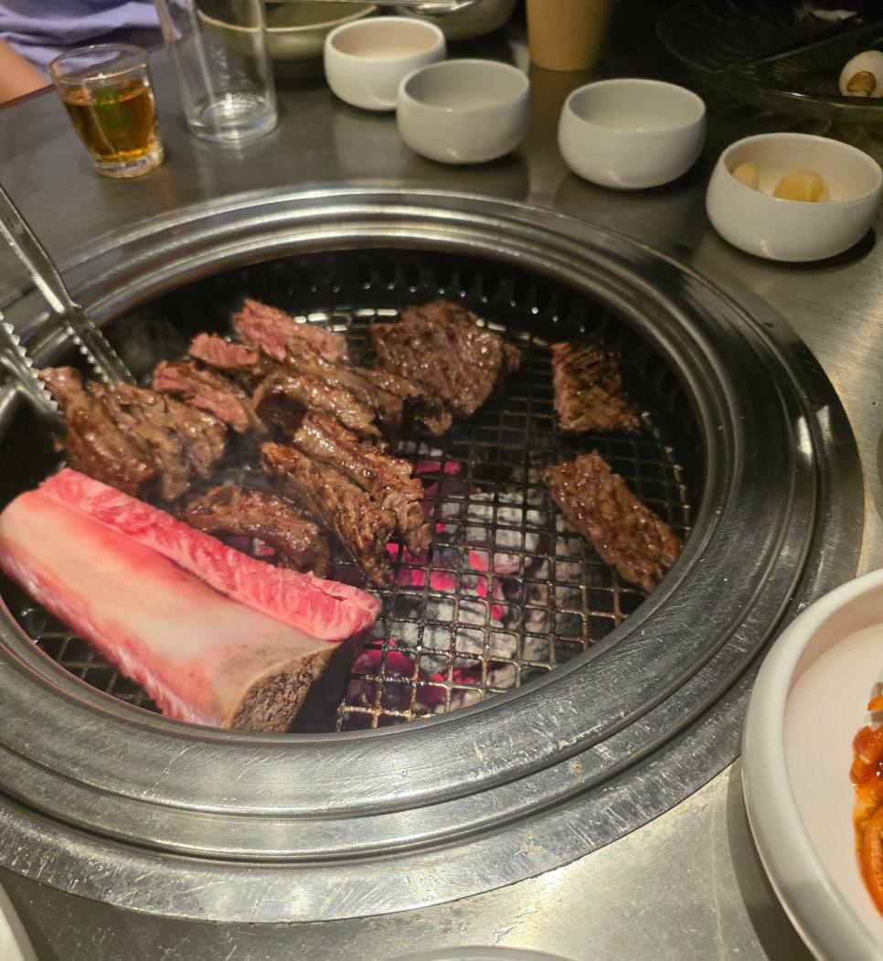 육즙이 가득 차 있는 맛있게 구워진 생왕갈비 디테일