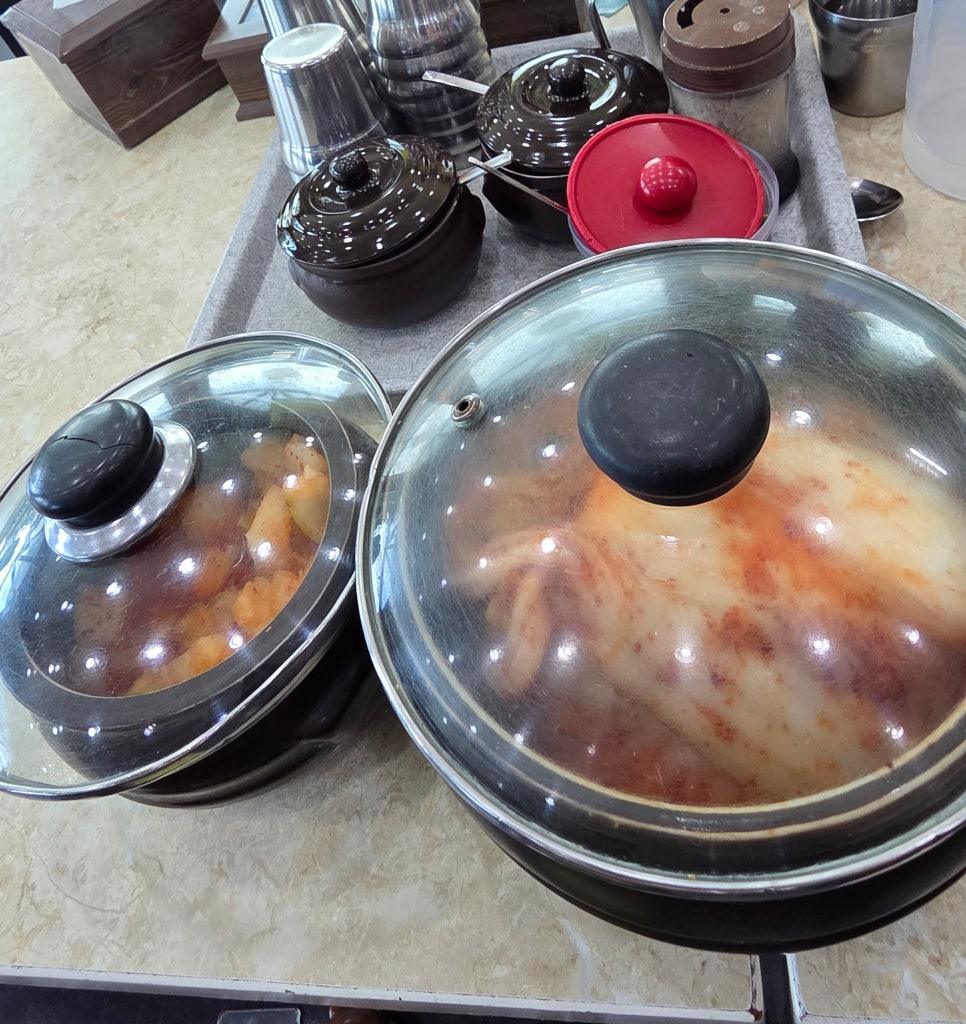 친절하고 활기차게 손님을 맞이하는 청결한 식당 내부 풍경