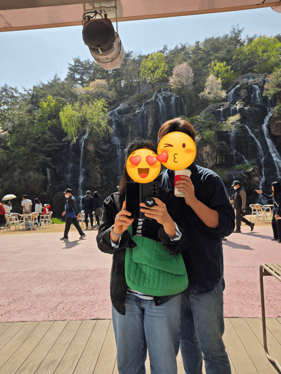 주차 정산기 및 이용 안내 표지판