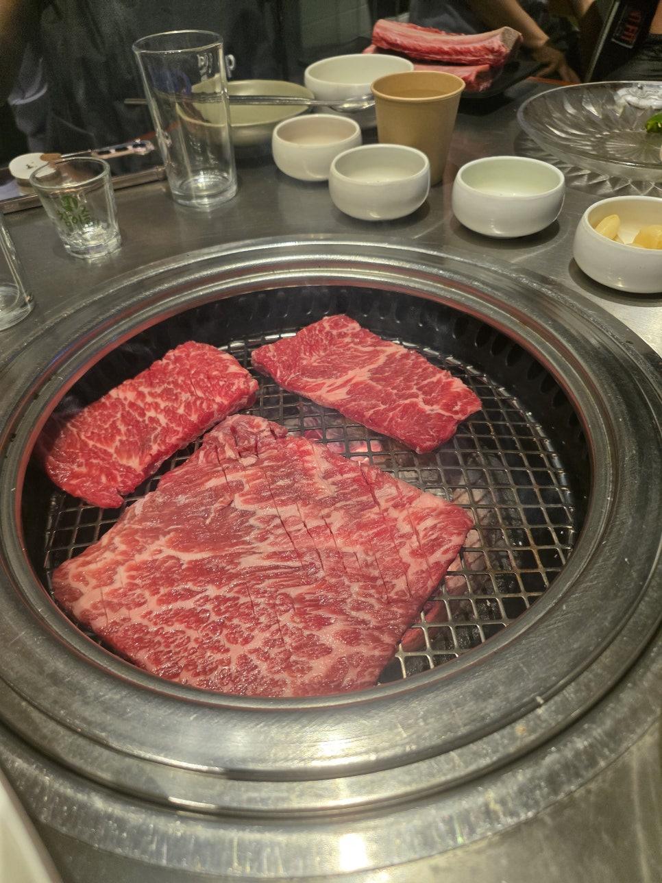 숙련된 직원이 고기를 직접 구워주는 세심한 서비스