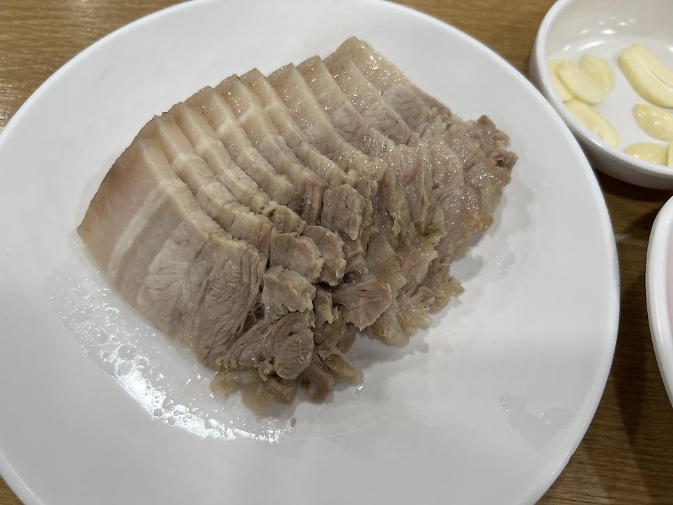 친절한 직원분들의 응대와 활기찬 식당 내부 분위기를 담은 사진