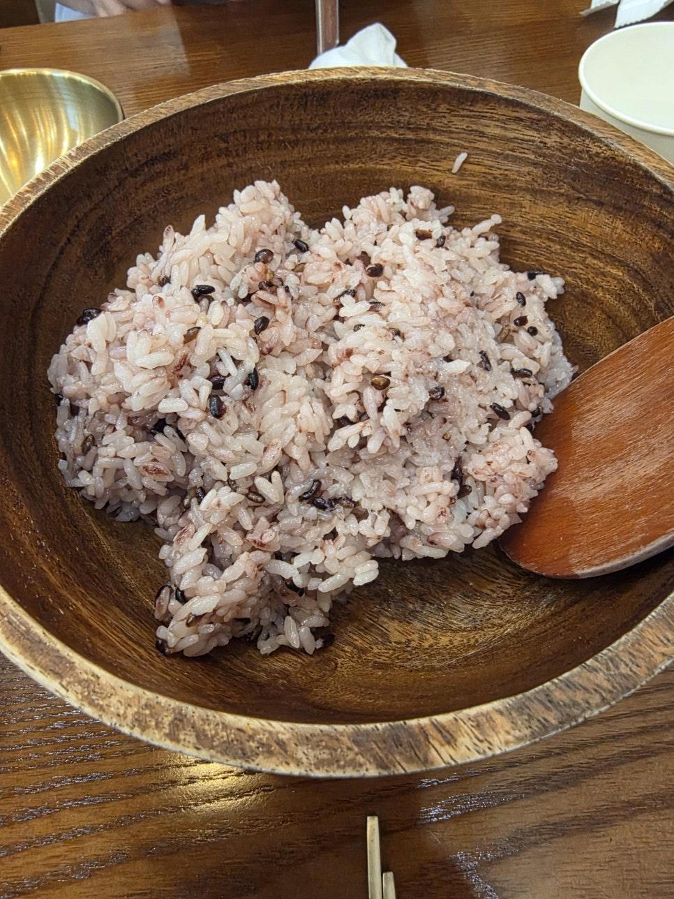 직접 촬영한 아이들과 함께 편안하게 식사할 수 있는 따뜻한 밥상