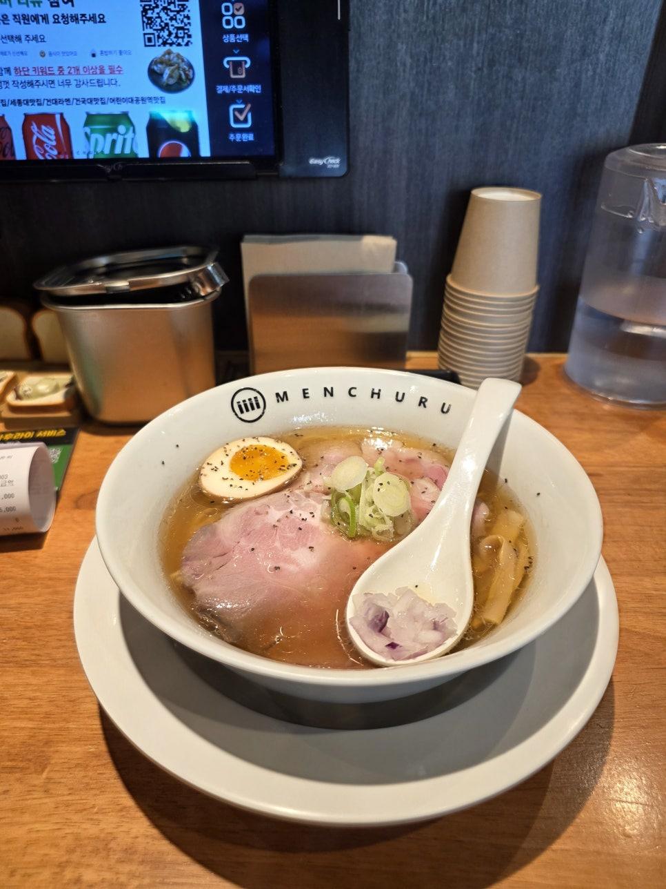 은은한 조명이 비추는 멘츠루의 벽면과 세련된 소품 인테리어 디테일