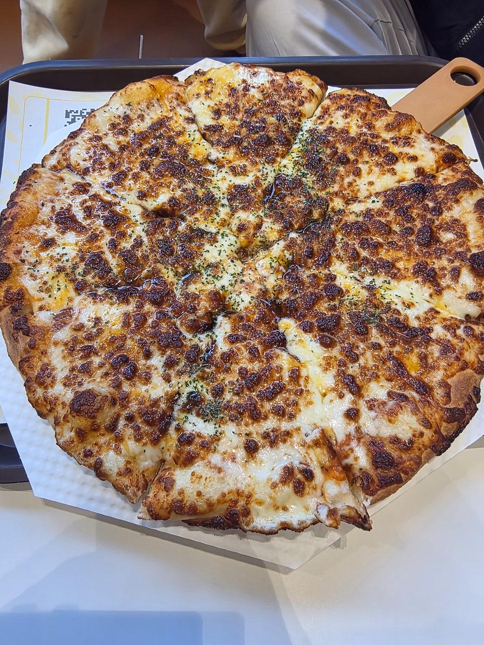 치킨과 피자 세트 구성 모습