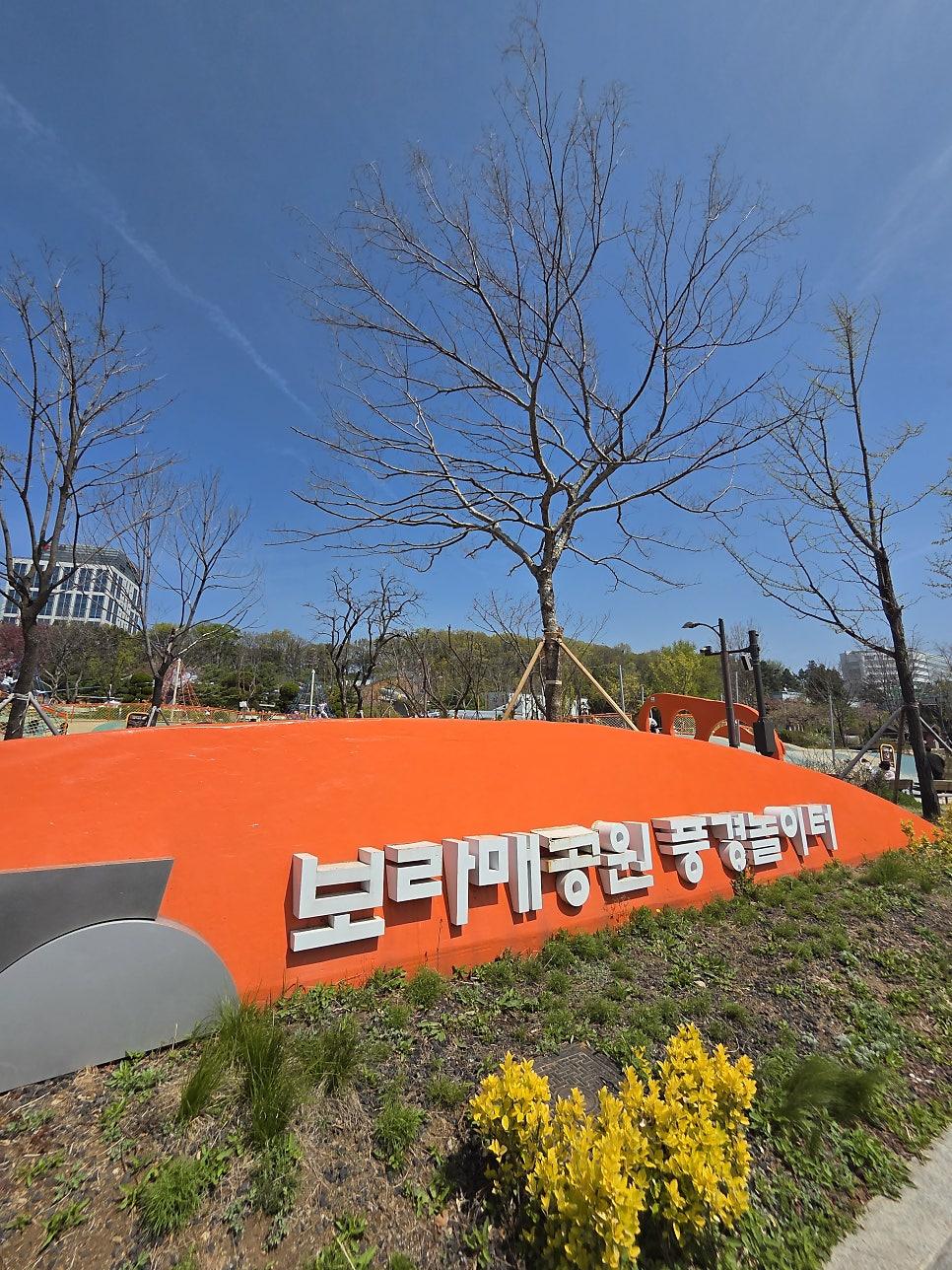 질서 정연하게 주차된 차량들