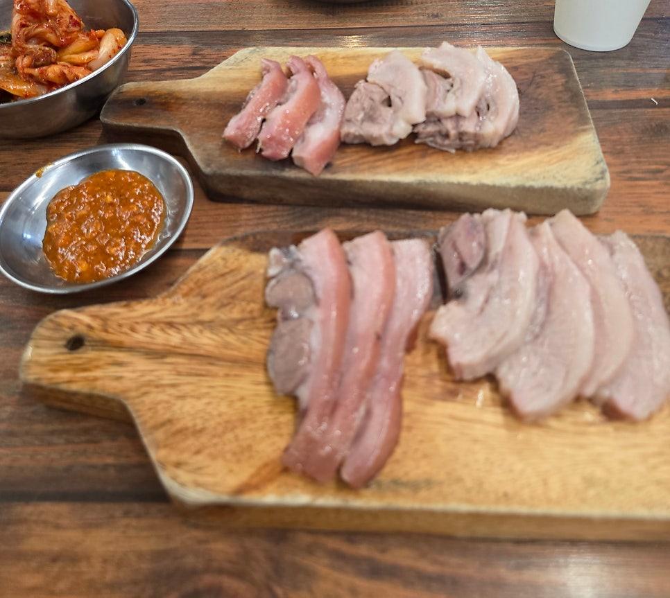 직접 촬영한 먹음직스러운 순대국과 밑반찬 전체 상차림