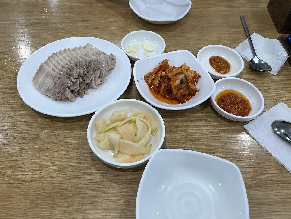 다양한 방송 출연과 맛집 선정을 증명하는 상패들을 직접 촬영한 모습